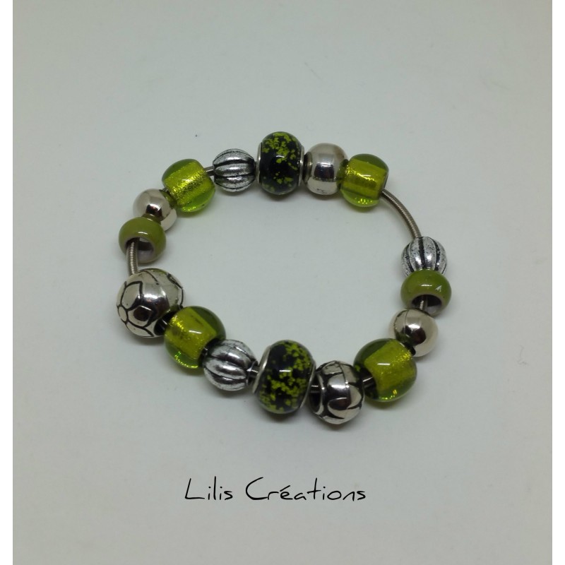 Bracelet en perles vertes et argentés montées sur fil ressort en métal