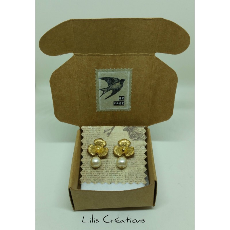 Coffret avec puces d'oreilles  fleurs dorées, strass et perles japonaises