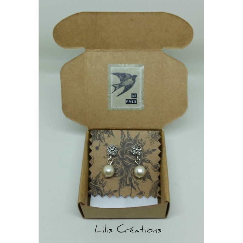 Coffret avec puces d'oreilles  fleurs argentées et perles japonaises