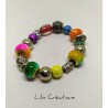 Bracelet en perles multicolores et argentés montées sur fil ressort en métal