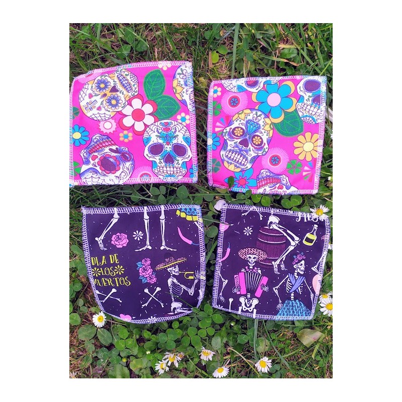 Lot de 4 lingettes lavables en micro éponge de bambou  / tons noir, rose - motifs tête de mort / squelettes