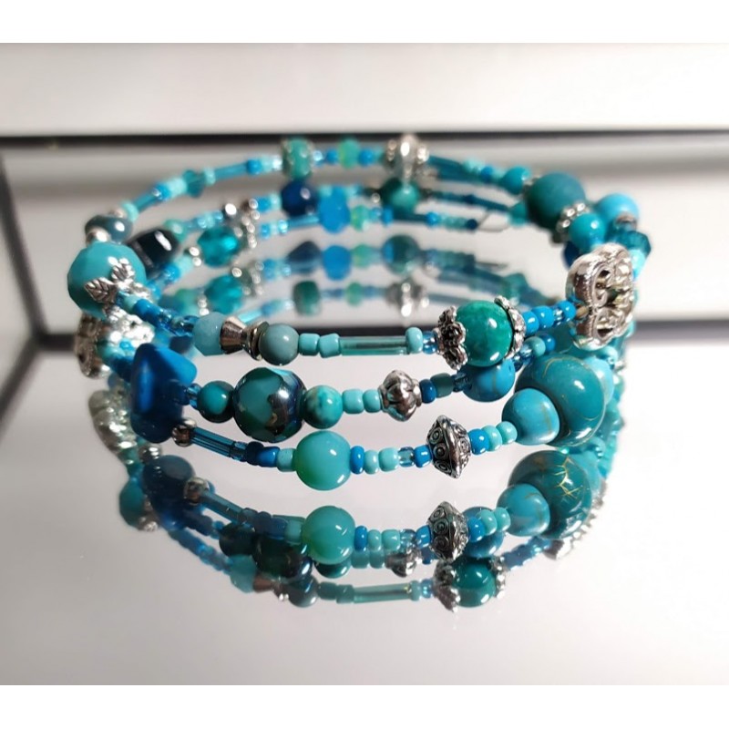 Bracelet 3 tours à mémoire de forme / tons bleu turquoise / perles en verre et pierres naturelles