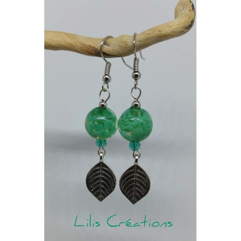 Boucles d'oreilles avec perles de verre Lampwork artisanales et feuille en métal / vert et argenté