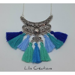 Collier ethnique avec pompons tons bleu vert